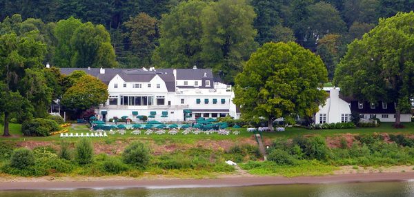 Singles in Country Club: view of the city
