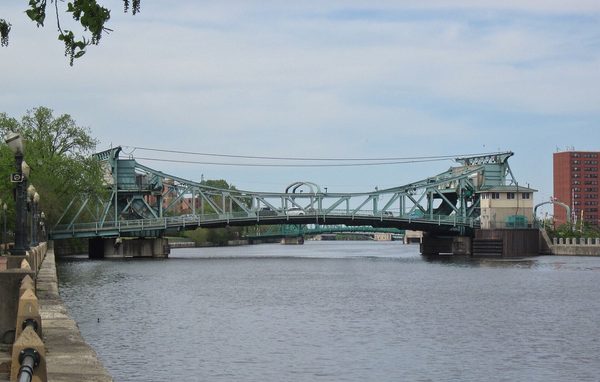 Singles in Joliet: view of the city